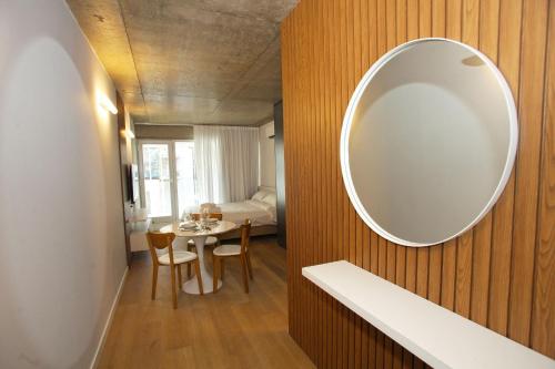 Studio Apartment with Balcony image 5