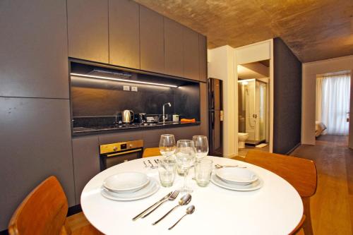 One-Bedroom Standard Apartment image 5