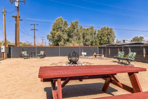 Family Modern Oasis - 3BR Retreat with Luxurious Amenities in Joshua Tree, USA