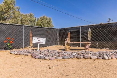 Family Modern Oasis - 3BR Retreat with Luxurious Amenities in Joshua Tree, USA