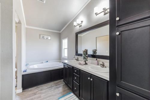Family Modern Oasis - 3BR Retreat with Luxurious Amenities in Joshua Tree, USA