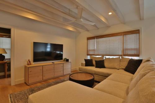 Spacious 3B2B Minutes to Skyline - image 12