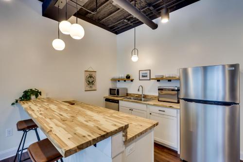 Modern Harrisonburg Home - 2 Mi to JMU! in 해리슨버그 시티 센터