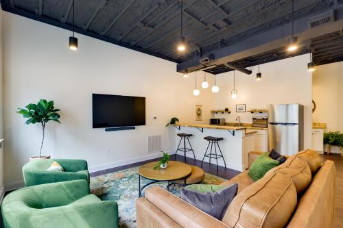 Modern Harrisonburg Home - 2 Mi to JMU! in 해리슨버그 시티 센터