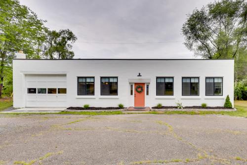Modern Harrisonburg Home - 2 Mi to JMU! in 해리슨버그 시티 센터