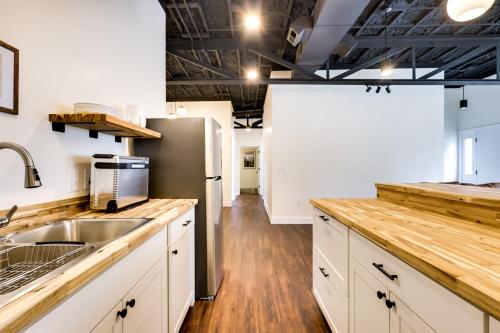 Modern Harrisonburg Home - 2 Mi to JMU! in 해리슨버그 시티 센터