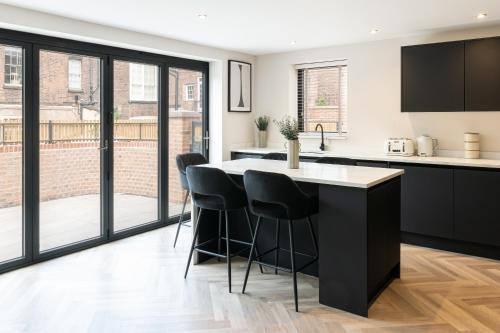 Luxury 4BDR House By Torr Property Group Contractors Accommodation With Free Gated Secure Parking & Private Patio Garden Liverpool, Liverpool (Foto 3)