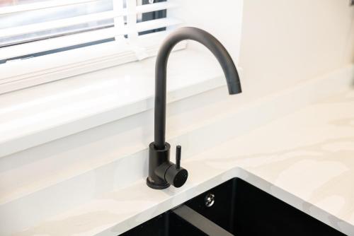 Luxury 4BDR House By Torr Property Group Contractors Accommodation With Free Gated Secure Parking & Private Patio Garden Liverpool, Liverpool (Foto 10)