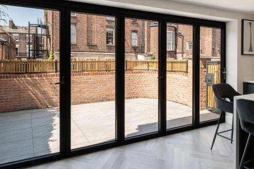 Luxury 4BDR House By Torr Property Group Contractors Accommodation With Free Gated Secure Parking & Private Patio Garden Liverpool, Liverpool (Foto 9)