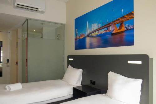 easyHotel Rotterdam City Centre - image 8