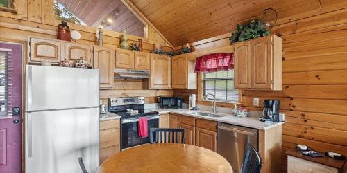 Smoky Cabin Near Dollywood with Hot Tub & Views in Pigeon Forge (TN)