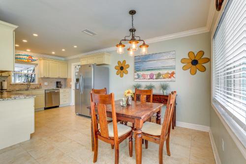 Sunny Sarasota Retreat with Kayaks Less Than 6 Mi to Beach! - image 11