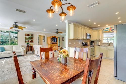 Sunny Sarasota Retreat with Kayaks Less Than 6 Mi to Beach! - image 10