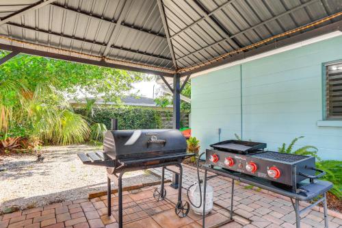 Sunny Sarasota Retreat with Kayaks Less Than 6 Mi to Beach! - image 2