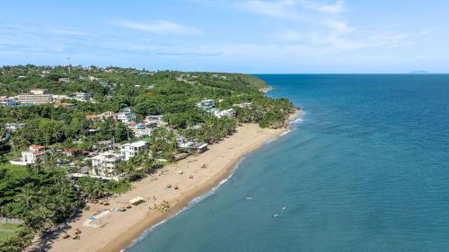 Sandy Beach Villa - Spectacular setting on the beach (full service generator)