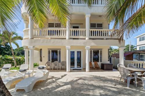 Sandy Beach Villa - Spectacular setting on the beach (full service generator)