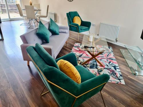 Cute 3 Bedroom House Near Etihad Stadium and CoOp arena with parking, Manchester