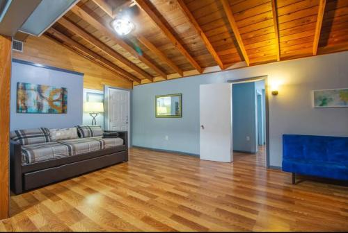 Entire 2 Bed Cabin By Ucf - Orlando - Pet Friendly in Orlando, USA