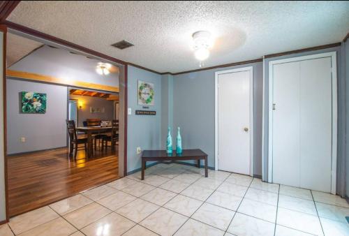 Entire 2 Bed Cabin By Ucf - Orlando - Pet Friendly in Orlando, USA
