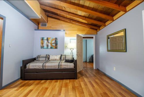 Entire 2 Bed Cabin By Ucf - Orlando - Pet Friendly in Orlando, USA