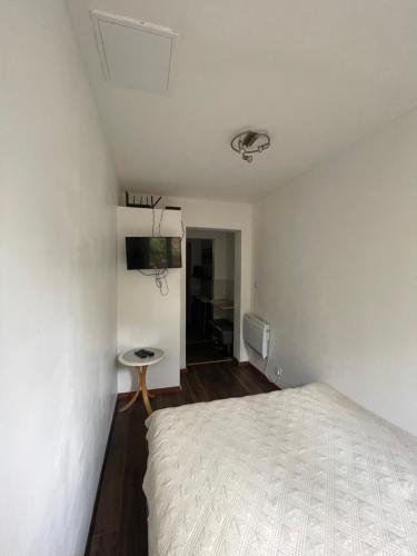 Petit appartement ideal pour deux personnes, offrant une belle vue sur jardin, proche des commodites in นัวซี เลอ กรองด์