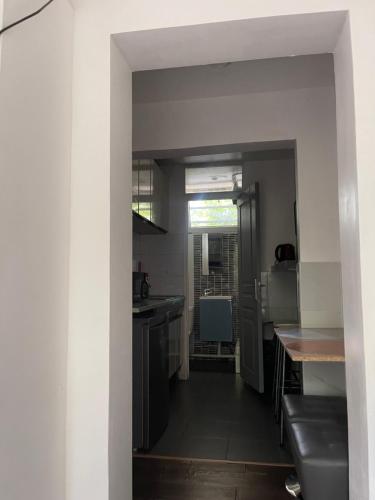 Petit appartement ideal pour deux personnes, offrant une belle vue sur jardin, proche des commodites in นัวซี เลอ กรองด์