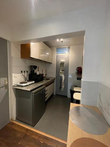 Petit appartement ideal pour deux personnes, offrant une belle vue sur jardin, proche des commodites in นัวซี เลอ กรองด์