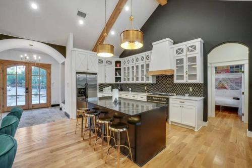 Paradise Tiger Mansion 6BR W Pool, Weddings Events in Waxahachie, USA