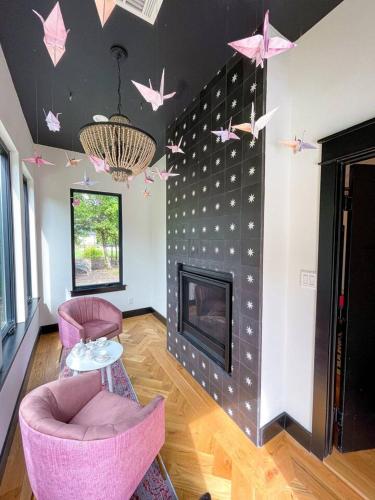 Paradise Tiger Mansion 6BR W Pool, Weddings Events in Waxahachie, USA