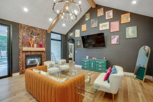 Paradise Tiger Mansion 6BR W Pool, Weddings Events in Waxahachie, USA
