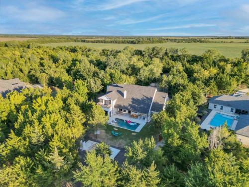 Paradise Tiger Mansion 6BR W Pool, Weddings Events in Waxahachie, USA