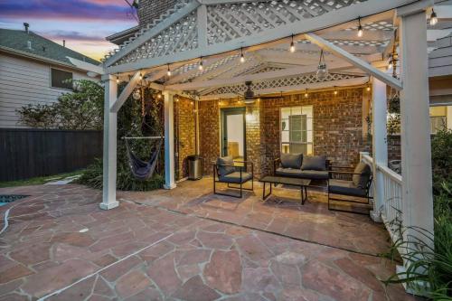 Oasis Jungle 5BR Pool W Huge View Private in Dallas, USA