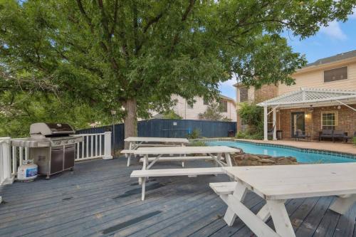 Oasis Jungle 5BR Pool W Huge View Private in Dallas, USA