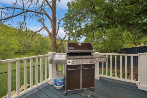 Oasis Jungle 5BR Pool W Huge View Private in Dallas, USA