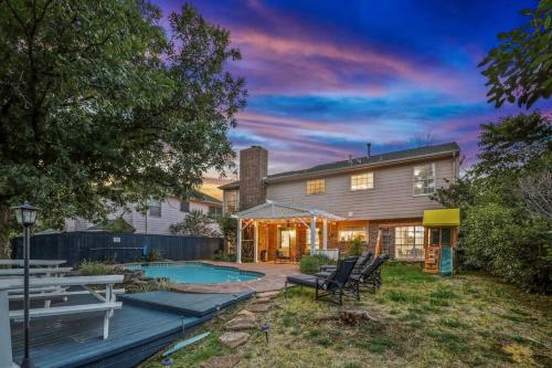 Oasis Jungle 5BR Pool W Huge View Private in Dallas, USA