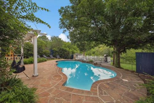 Oasis Jungle 5BR Pool W Huge View Private in Dallas, USA
