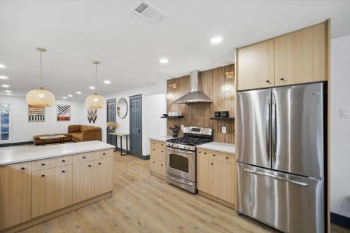 Oasis Jungle 5BR Pool W Huge View Private in Dallas, USA