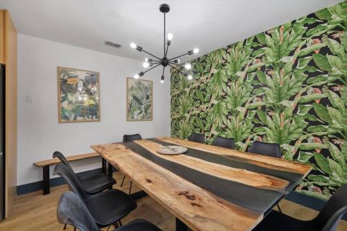 Oasis Jungle 5BR Pool W Huge View Private in Dallas, USA