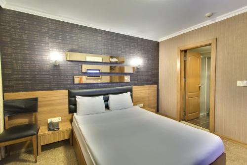 Antroyal Hotel Stop at Antroyal Hotel to discover the wonders of Antalya. The property features a wide range of facilities to make your stay a pleasant experience. Free Wi-Fi in all rooms, 24-hour front desk, expres