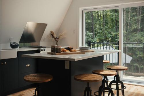 virtuve, Kartalla - the A frame experience in Tremblant in Amherst (QC)