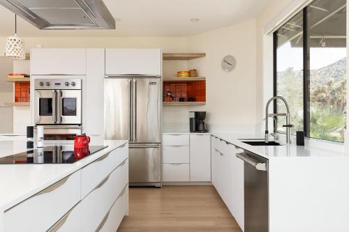 Modern Mosaics- Joshua Tree Chef Home On Hill Spa in Yucca Valley, USA