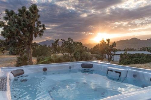 Modern Mosaics- Joshua Tree Chef Home On Hill Spa in Yucca Valley, USA