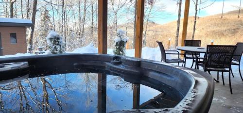 Le Montagnia escape to Tremblant with hot tub in Val-des-Lacs (QC)