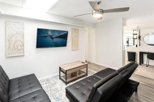 Casa Azul - 4 Bedrooms & 2 Car Garage Long Term in Orlando, USA