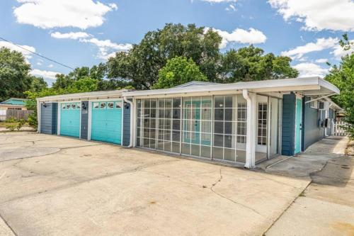 Casa Azul - 4 Bedrooms & 2 Car Garage Long Term in Orlando, USA