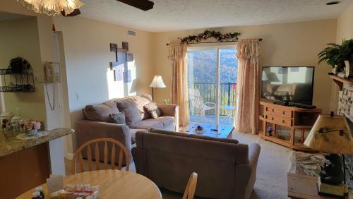 Cozy Cub, Breath taking Mtn views, Indoor pool in Pittman Center