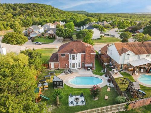 Modern 5BR Mountain View W Pool, Fire Pit, 16 Ppl in Dallas, USA