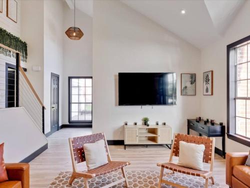 Modern 5BR Mountain View W Pool, Fire Pit, 16 Ppl in Dallas, USA