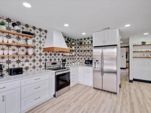 Modern 5BR Mountain View W Pool, Fire Pit, 16 Ppl in Dallas, USA