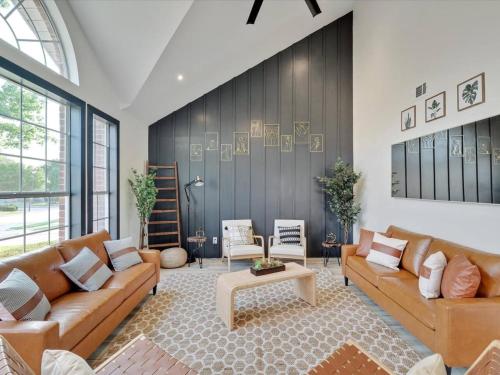Modern 5BR Mountain View W Pool, Fire Pit, 16 Ppl in Dallas, USA